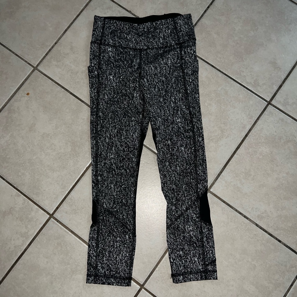 LULULEMON PACE RIVAL MESH CROP 22”LEGGINGS SIZE 2 WHITE AND  BLACK COLOR EUC - Picture 4 of 9